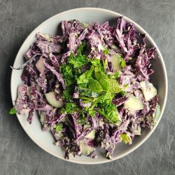 Lekker lunchen met deze Koolsla met Tahini-Avocado Dressing